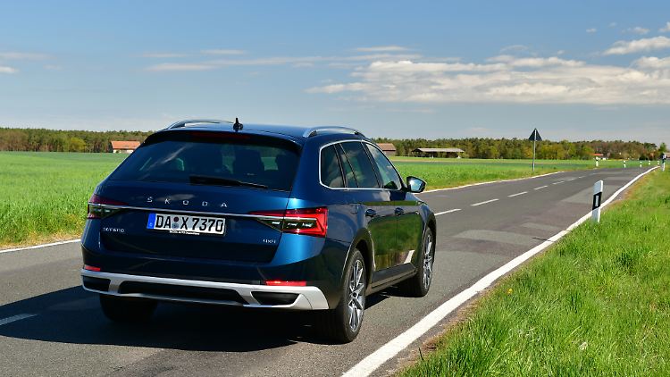 Um dem Skoda Superb Scout eine robuste Optik zu geben, wurden die Stoßfänger modifiziert.