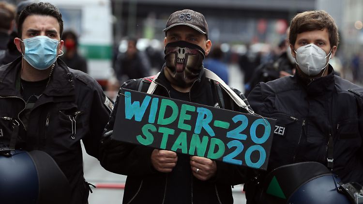 Polizisten führen einen Demonstranten am Rande der sogenannten Hygiene-Demo ab.