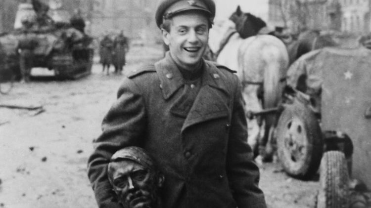 Der sowjetische Dichter Jewgeni läuft Anfang Mai 1945 durchs zerstörte Berlin - mit Hitler-Büste unterm Arm. 
