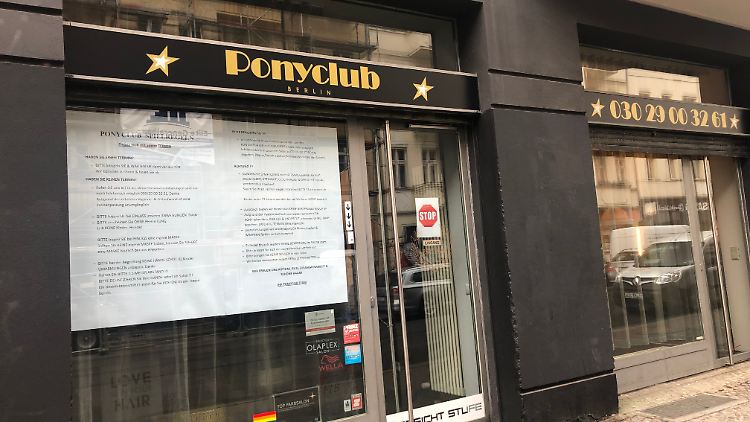Die neuen "Spielregeln" des "Ponyclub" Berlin stehen gut lesbar auf einem Plakat am Fenster.