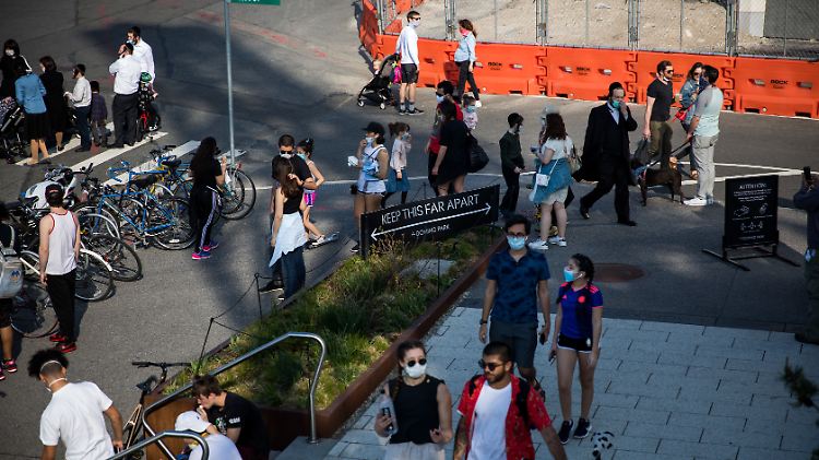 Passanten tummeln sich in einem Park in New York - der Bundesstaat ist besonders stark vom Coronavirus betroffen.