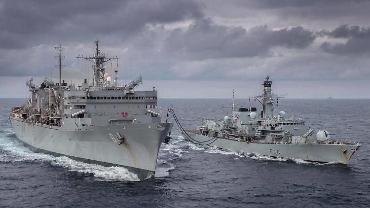 Das Versorgungsschiff "USNS Supply" und die britische "HMS Kent" (v.l.) auf ihrem Weg durch die Barentssee.