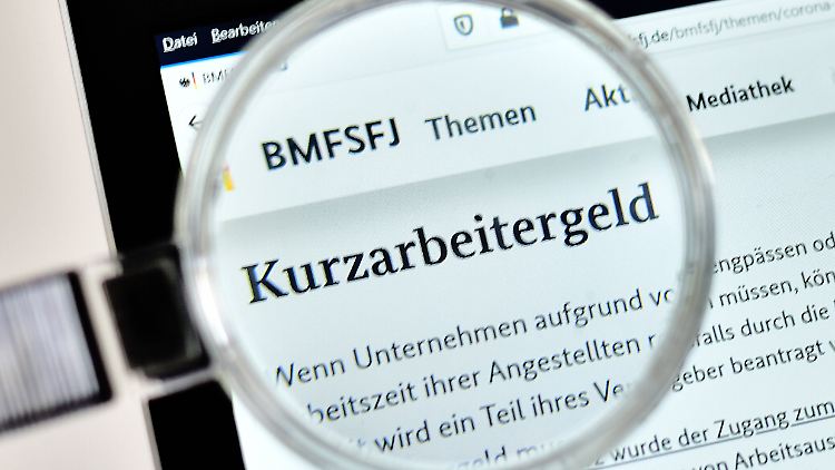 Kurzarbeitergeld gibt es, um den Lohnausfall für Beschäftigte abzufangen. Gezahlt wird es aus der Arbeitslosenversicherung.
