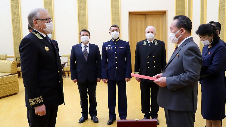 Der russische Botschafter Alexander Matsegora (l.) überreichte die Medaille dem nordkoreanischen Außenminister Ri Son Gwon.