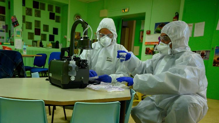 Feuerwehrmänner nehmen in einer Schule in Marseille Coronavirus-Proben.