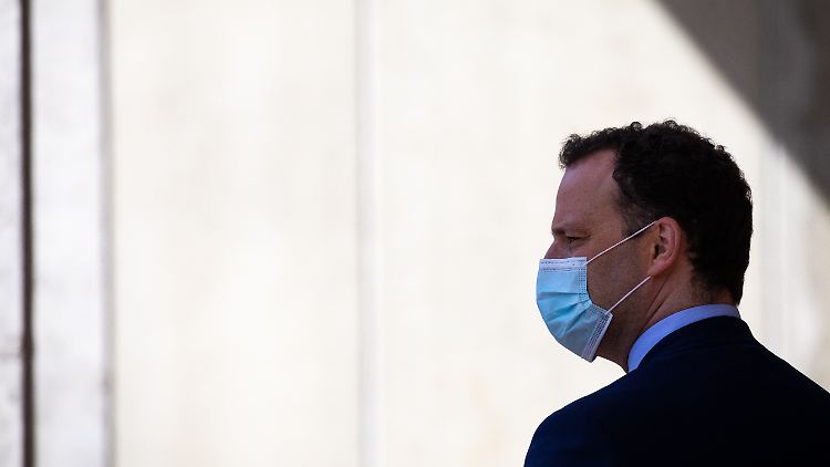 Nach viel Gegenwind hat Gesundheitsminister Jens Spahn seine Pläne zum Immunitätsausweis vorerst auf Eis gelegt.