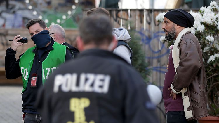 Abdelkarim (r.) nach der Attacke am ersten Mai im Gespräch mit Polizisten.