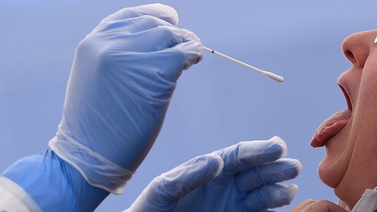 Der Moment der Wahrheit: Grundlage für viele Coronavirus-Tests ist ein Rachenabstrich.