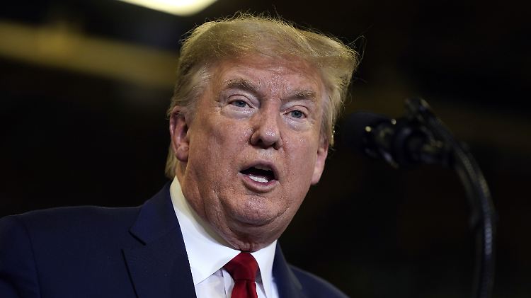 Trumps Regierung soll einen Kritiker ihres Corona-Kurses degradiert haben.