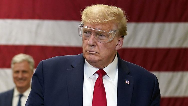 Trump besucht eine Atemschutzmasken-Fabrik - und trägt eine Schutzbrille.