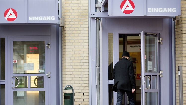 Die Linke fordert: Während der Corona-Krise müsse der Zugang nicht nur zu Hartz IV-Leistungen, sondern auch zum Arbeitslosengeld vereinfacht werden.