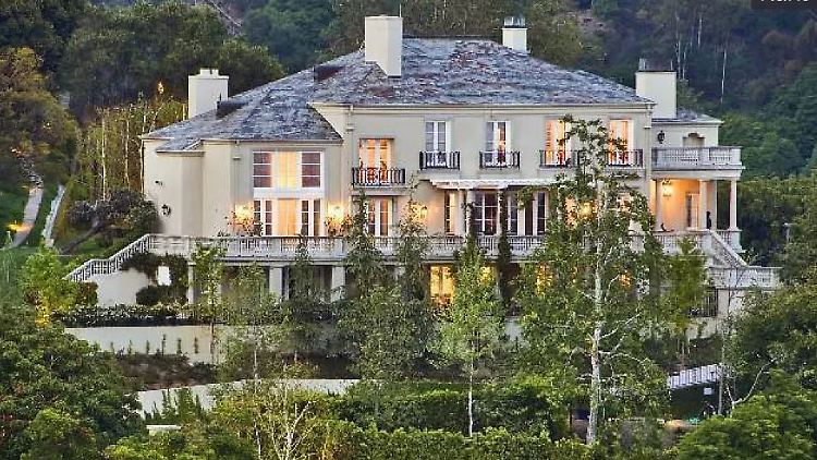 Leben wie Elon Musk: Luxus-Villa, 1500 Quadratmeter, im Nobel-Stadtteil von Los Angeles. Zweistöckige Bibliothek, Weinkeller und Garage für fünf Autos inklusive. Preis: 30 Mio Dollar.