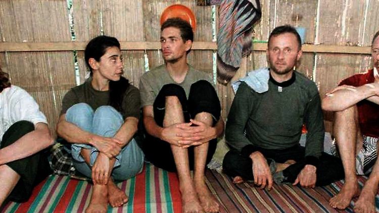 Im Frühjahr 2000 nehmen Mitglieder der radikal-islamischen Terrorgruppe Abu Sayyaf Marc Wallert (Mitte), seine Eltern und 18 weitere Touristen als Geiseln.