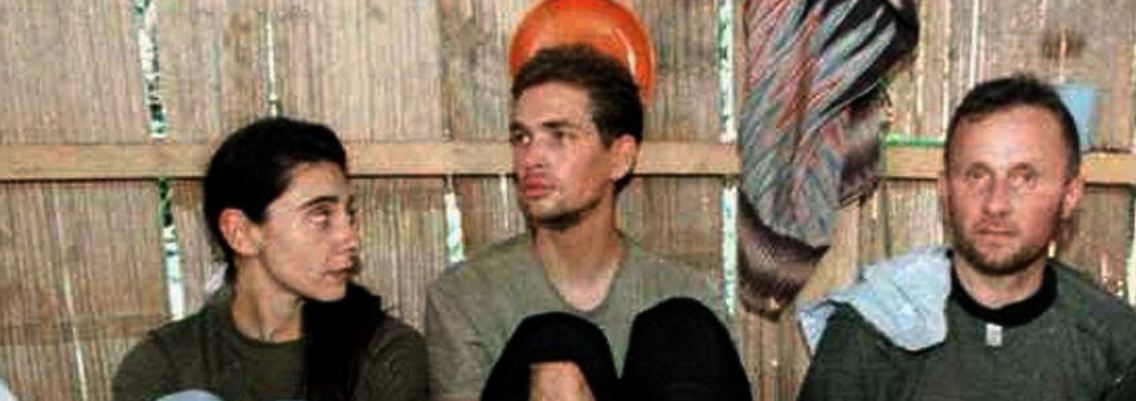 Im Frühjahr 2000 nehmen Mitgliedern der radikal-islamischen Terrorgruppe Abu Sayyaf Marc Wallert (Mitte), seine Eltern und 18 weitere Touristen als Geiseln.