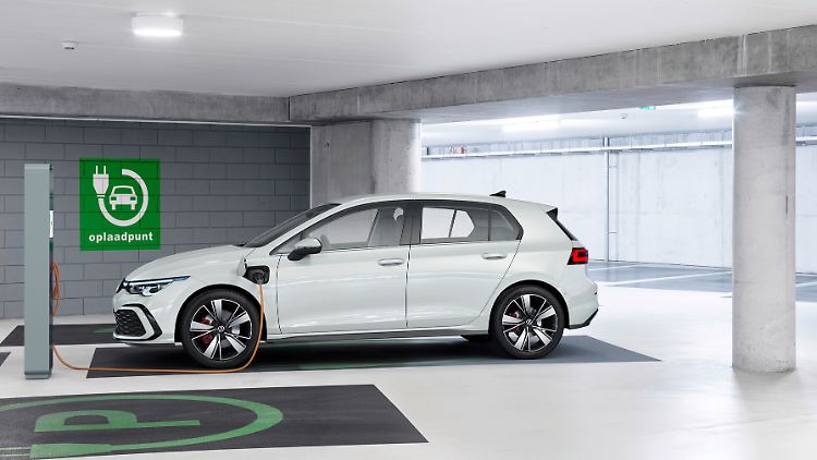 Bei den Kompaktwagen der Hersteller erfolgt eine Elektrifizierung in Form von Plug-in-Hybriden. Bei VW ist es der Golf 8 GTE.