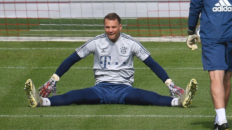 Beim Mannschaftstraining gelten besondere Hygieneregeln, Manuel Neuer hat als Torwart immerhin schon mal Handschuhe an.