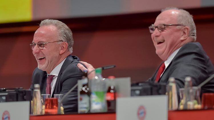 Karl-Heinz Rummenigge und Uli Hoeneß vom FC Bayern freuen sich genau wie die Bosse der 35 weiteren Profiteams, dass die Bundesliga wieder losgeht.