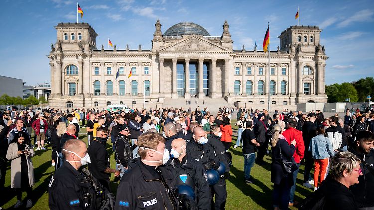 Laut Polizei versammelten sich bis zu 400 Menschen vor dem Sitz des Bundestages.