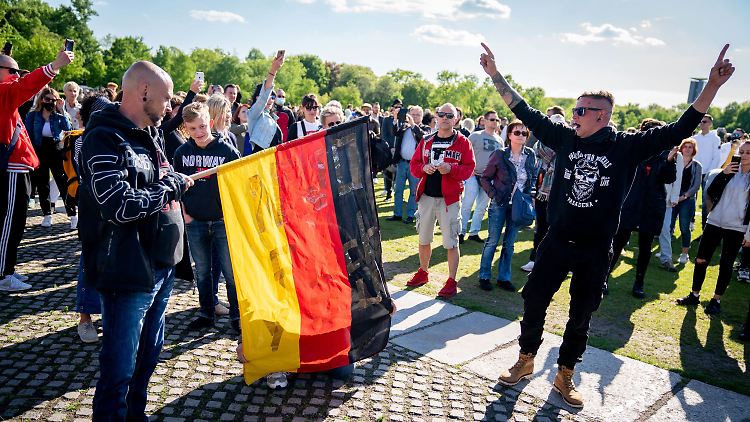 Unter dem Deckmantel der Regierungskritik sammeln sich derzeit Verschwörungstheoretiker und Rechtspopulisten.