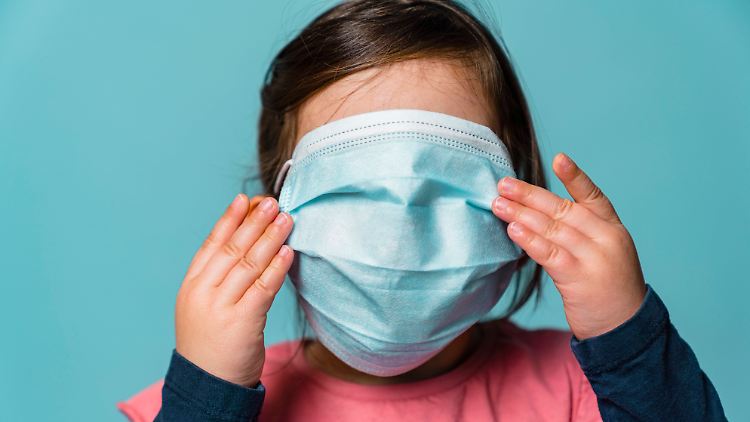 Nicht nur beim Maske-Tragen fragen sich derzeit viele Eltern: Wie soll das gehen?