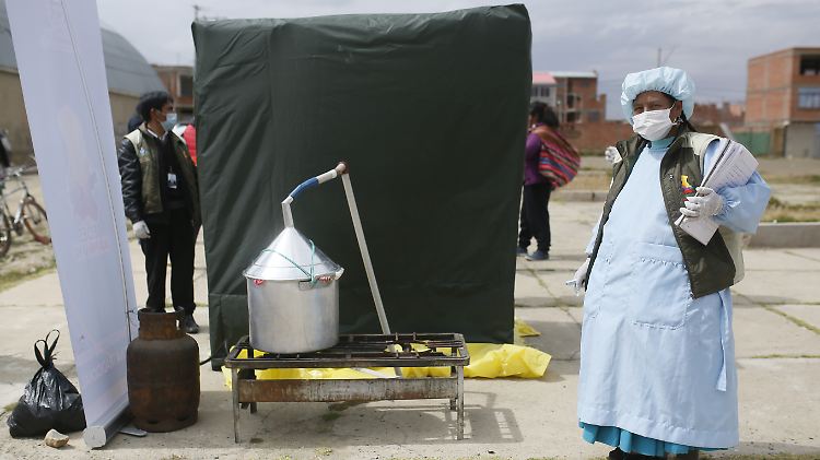 In Bolivien, in El Alto, wurde eine Dampfkabine zur Vorbeugung von Erkrankungen der Atemwege aufgestellt. Menschen halten sich um die 20 Sekunden in der Kabine auf und atmen Kräuterdämpfe ein.