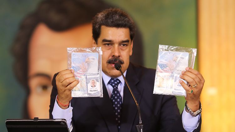 Auf diesem vom venezolanischen Präsidentenamt zur Verfügung gestellten Bild zeigt Nicolas Maduro, Präsident von Venezuela, die Ausweise zweier angeblicher US-Bürger, denen die venezolanische Regierung der Mitwirkung bei einem Invasionsversuch bezichtigt.