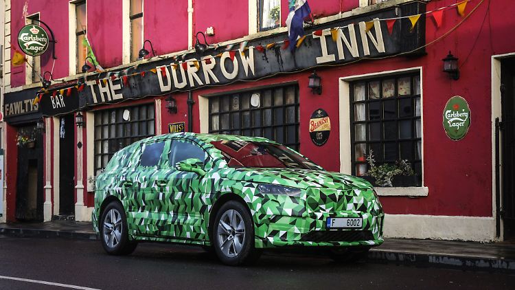 Noch steckt der Skoda Enyaq in einem Tarnkleid. 