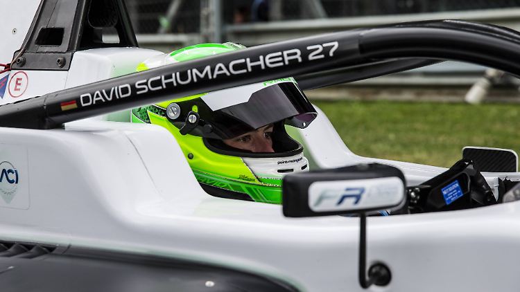 Bei seinem turbulenten F1-"Debüt" in Interlagos hatte Schumacher die Punkteränge als Elfter knapp verpasst.