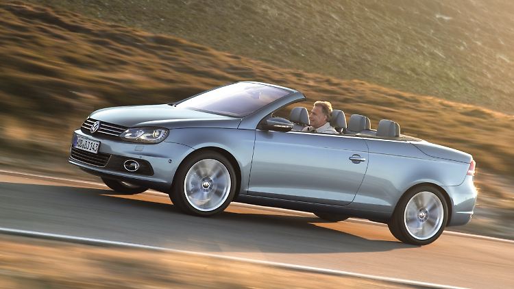 Theoretisch bietet der VW Eos Platzfür vier Personen. Praktisch fahren zwei recht gut.