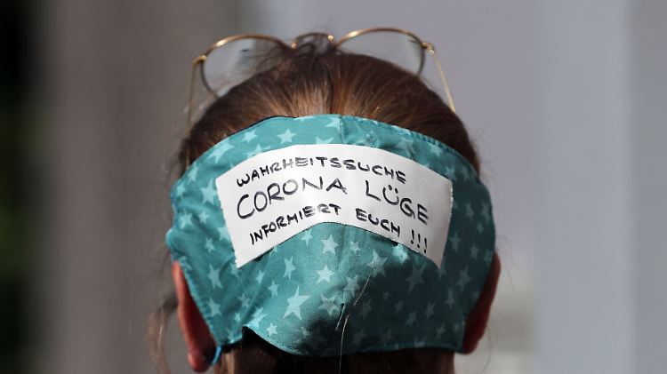 In berlin wird regelmäßig gegen die Corona-Maßnahmen demonstriert, die als Lüge dargestellt werden.