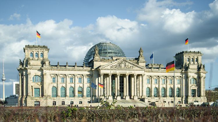 Vor dem Reichstagsgebäude war ursprünglich ein Staatsakt geplant.