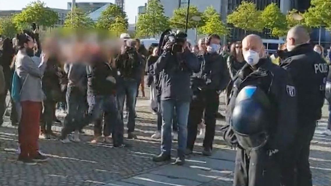 Angriff auf Kamerateam Reichstag Berliun.JPG