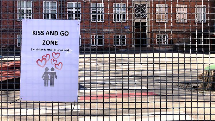 Vor einer Schule in Kopenhagen weist ein Schild auf die sogenannte "Kiss and Go Zone" hin, in der Eltern ihre Kinder verabschieden sollen.