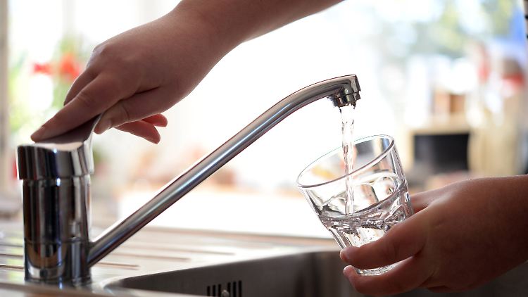 Wohl bekomms: Für Wasser aus der Leitung gelten andere Regeln als für Wasser aus der Flasche.