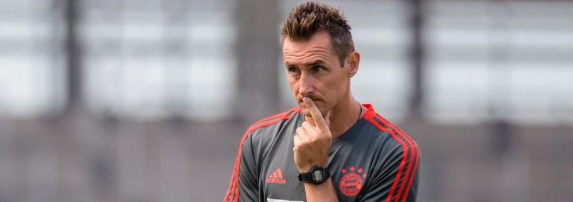 Miroslav Klose vom FC Bayern München beobachtet das Aufwärmen seiner Spieler vor Spielbeginn. Foto: Matthias Balk/dpa