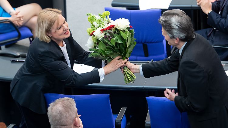 Blumen von Fraktionschef Mützenich: Högl ist neue Wehrbeauftragte.