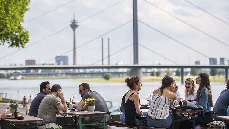 Bald wieder ein gewohntes Bild? In naher Zukunft könnten sich Menschen wieder auf ein Getränk zusammensetzen. Wie damals, im Sommer 2019.