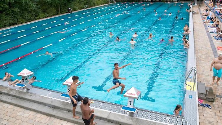Die Weltgesundheitsorganisation WHO hat keine Hinweise dafür gefunden, dass das Coronavirus über den Wasserweg übertragen wird, aber ...