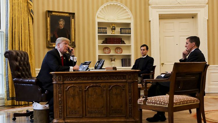 Michael Flynn (rechts) fungierte nur knapp vier Wochen als Sicherheitsberater von US-Präsident Donald Trump.