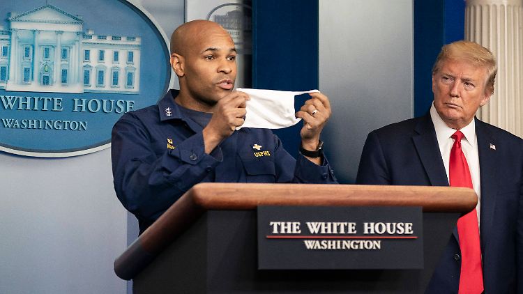 Im Rahmen einer Pressekonferenz im Weißen Haus ließ Präsident Trump im April einen Chirurgen erklären, wie man eine Maske korrekt aufsetzt. Er selbst weigerte sich auch in dieser Woche, eine Maske zu tragen.