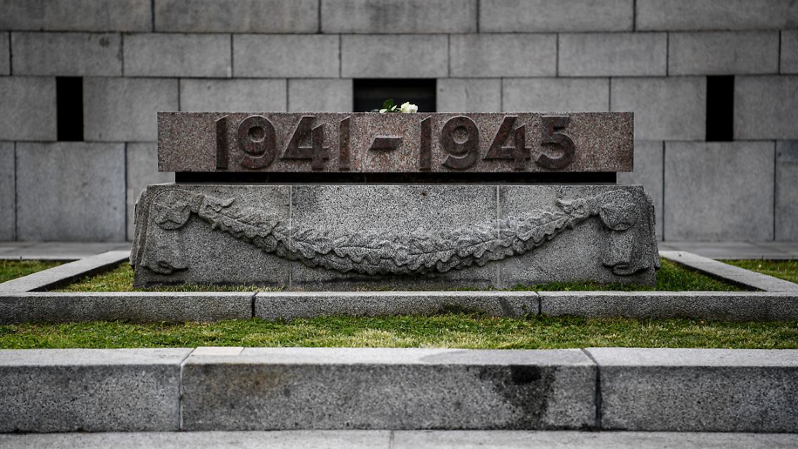Ein Gedenkstein am Sowjetischen Ehrenmal in Berlin-Treptow. Die im Mai 1949 fertiggestellte Anlage wurde im Auftrag der sowjetischen Truppen errichtet, um die im Zweiten Weltkrieg gefallenen Soldaten der Roten Armee zu ehren.