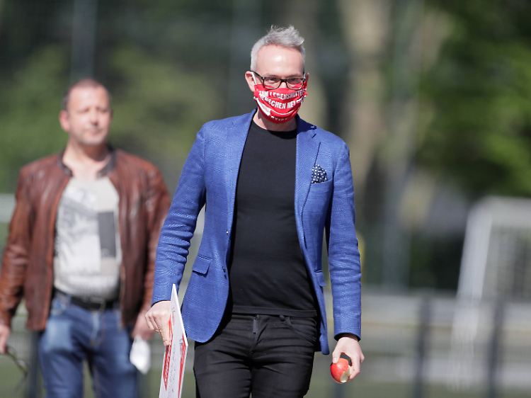 Kölns Geschäftsführer Alexander Wehrle macht es vor: Es gilt Mundschutzpflicht.