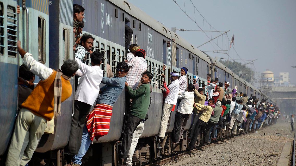 Sicher sieht der indische Bahnverkehr auch in normalen Zeiten nicht aus.