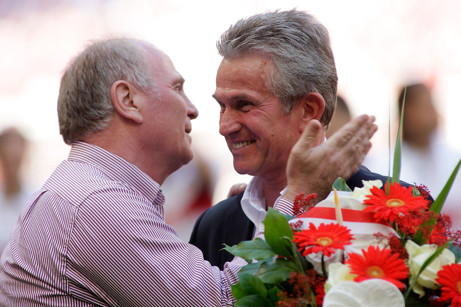 Jupp Heynckes braucht einen Flipchart und fünf Eddingstifte. Da kostet einer 2,50 Euro. Und da malt er auf die Tafel die Aufstellung des Gegners und sagt ein
paar Takte dazu. Mit Heynckes gewinnen
wir Spiele für 12,50 Euro. (Uli Hoeneß)