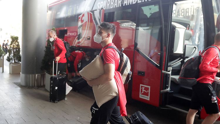 Mit eigenem Kissen, mit Spielekonsole, mit Gitarre: Die Spieler des 1. FC Köln haben alles für die Quarantäne dabei.
