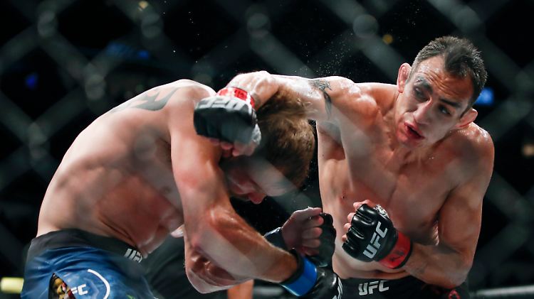 Tony Ferguson (r.) steht im Main Event bei UFC 249.