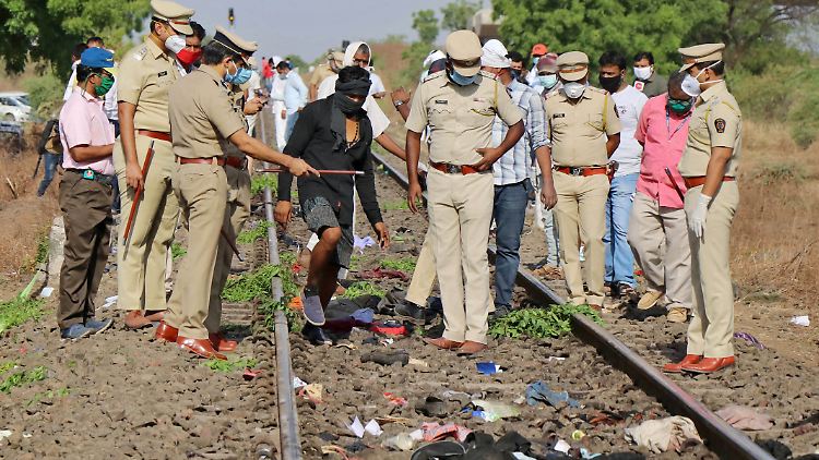 Das Unglück ereignete sich rund 390 Kilometer von der Millionenmetropole Mumbai entfernt. 