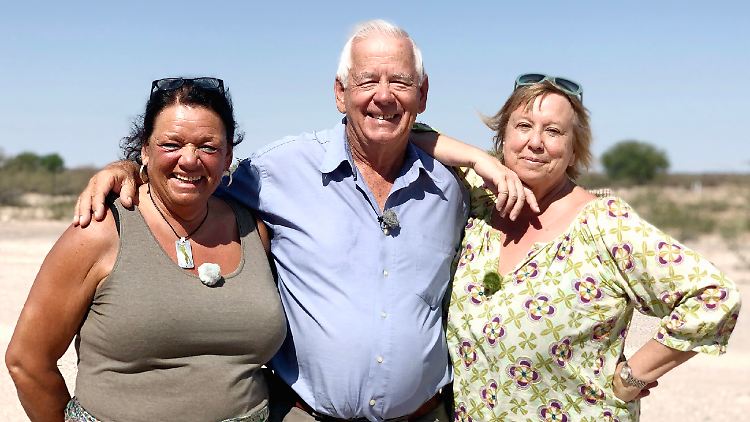 Sigi - mit den Anwärterinnen Freia und Edith - hat au seinem Hof in Namibia gut lachen.