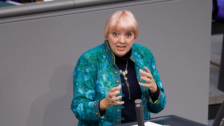 Bundestagsvizepräsidentin Claudia Roth darf einen Publizisten weiter hart kritisieren.