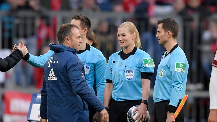Bibiana Steinhaus wird sich heute möglicherweise zum letzten Mal von Bayern-Coach Hansi Flick verabschieden.